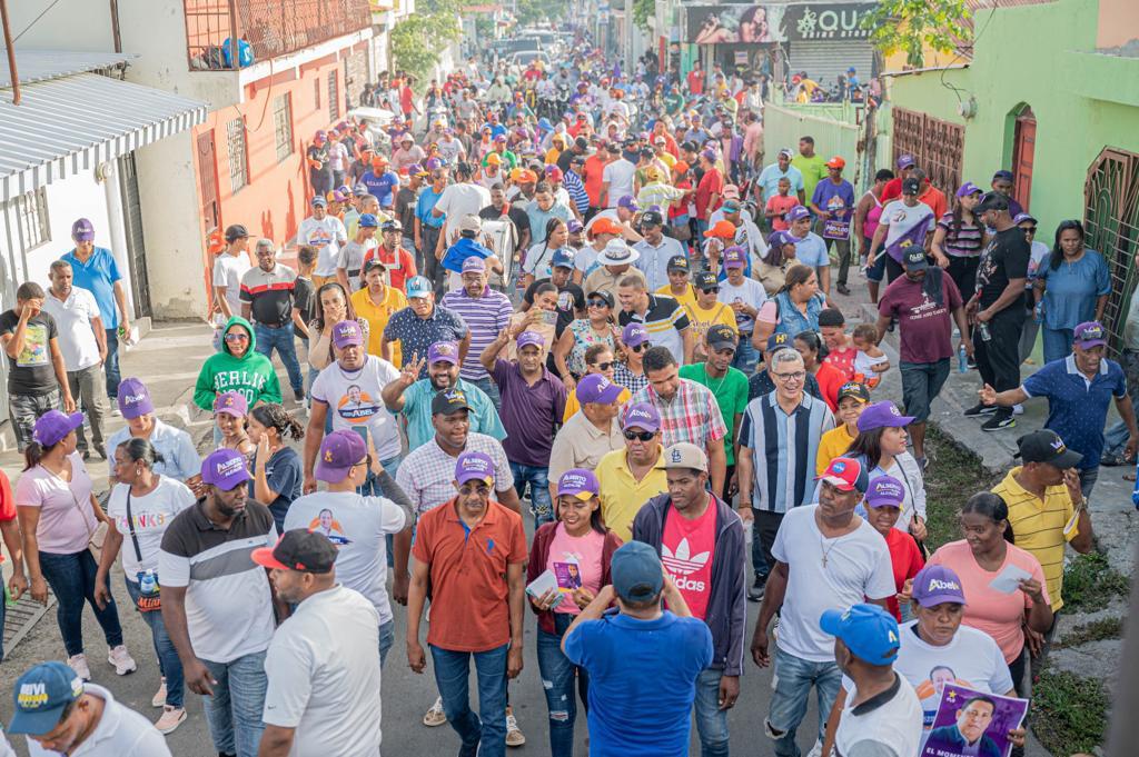 MartinMatosF's tweet photo. Somos Peledeistas y estamos en las calles. En esta ocasión en el barrio la Colonia del Municipio de Azua.
Porque somos los que sabemos gobernar, @AbelMartinezD Presidente 24-28!!!
#SeVan
#NoSabenGobernar
#AguantenQueFaltaPoco https://t.co/sub2cNE6av