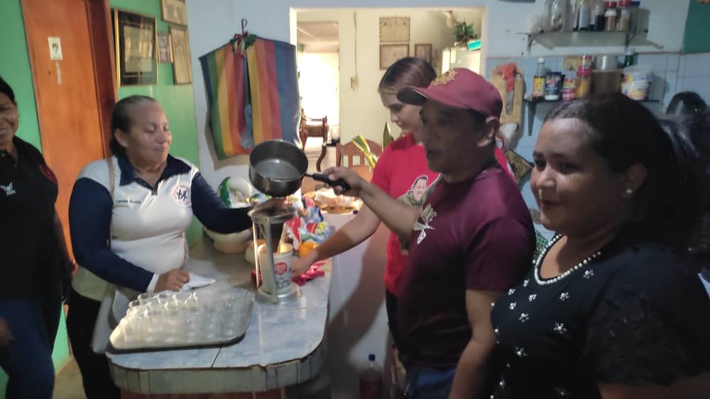 FFMBolivar21's tweet photo. 19 Ago|
Por orientaciones de nuestro Pdte @NicolasMaduro El FFM realizó en el municipio Cedeño  el cafecito militante, estando presente nuestros hermanos de la Etnia Piaroa, líderes de calles, Jefes de UBCH y poder popular en pleno.
#EstaEsNuestraCultura
@erikapsuv
@amarcanopsuv https://t.co/13gQyry3Cd