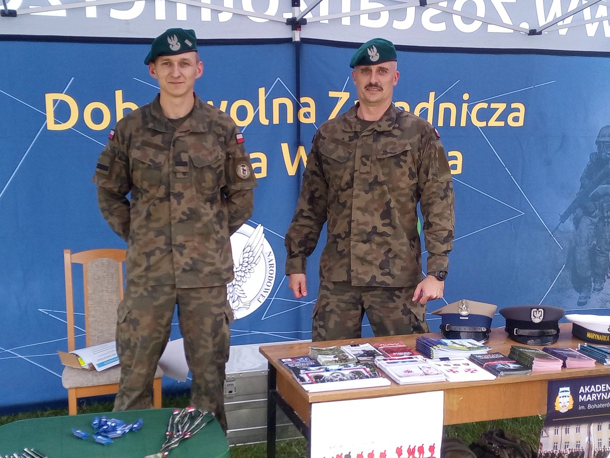 WCRWwaOchota's tweet photo. Dziś przedstawiciele #WCRWarszawaOchota pojawili się na Eko-Pikniku w Kampinosie💪

Stoisko cieszyło się dużym zainteresowaniem i było wiele pytań odnośnie możliwości wstąpienia w szeregi #WojskoPolskie🇵🇱
 Między rozmowami można było skorzystać z symulacji na #gogleVR 🤓 https://t.co/vnU0iTRgfH