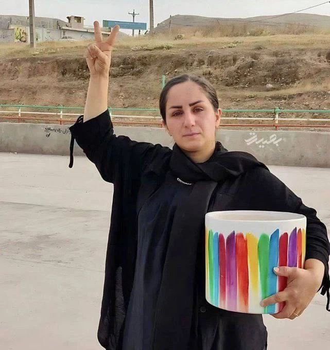 ahampay's tweet photo. دوستان قبلا پیام‌دادند که آزاده ولی بنظرم بازم باید مدام صداش بزنیم که رژیم حتی فکر اشتباه هم به سرش نزنه.
 #ماه_منیر_مولایی‌ https://t.co/Brn7JrEqIw