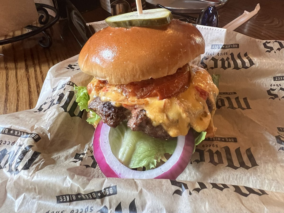 n8creative's tweet photo. Its #cltburgerweek and @GrottoGear is nowhere in sight. A fried tomato AND pimiento cheese for $7?! You better get over here. https://t.co/Mukb5erndh