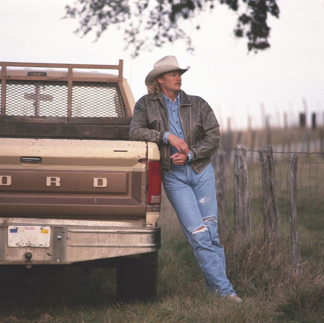 Happy #NationalRadioDay! What was the first Alan Jackson song you heard on the radio? 📻