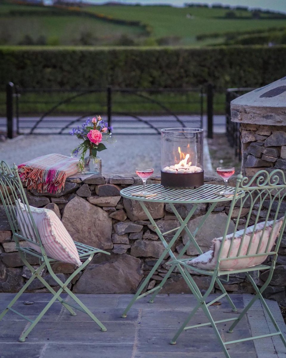 PlanikaUK's tweet photo. Pretty in pink.

Barbie may be over, but our Chantico looks pretty good here.

A gorgeous outdoor moment captured by @all.thats.pretty

#PlanikaFire #outdoorfire https://t.co/xlIFVluy0F
