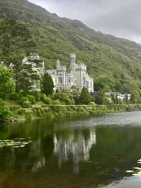 JPHarned's tweet photo. @GoToIrelandCA Kylemore Abbey, Connemara 💚🇮🇪🧡 https://t.co/kIySIPEeqt