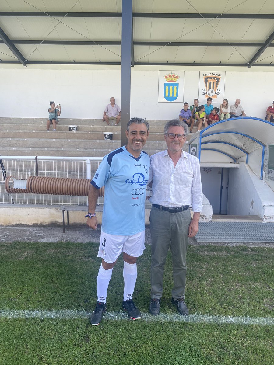 ExjugadoresUDS's tweet photo. Ya en los vestuarios del Francisco Mateos de Cuidad Rodrigo @ExjugadoresUDS https://t.co/J8a0X1rDTy