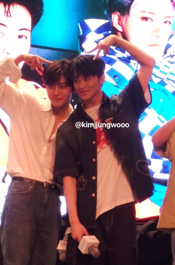 markminhyung's tweet image. Leo's stuffs 😼