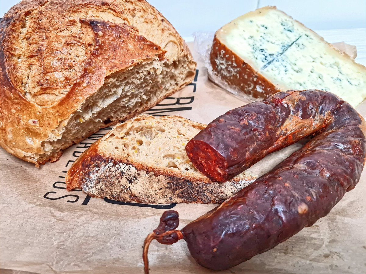 comoju's tweet photo. Dame pan, chorizo y queso y no necesito mas. Y si además es pan de #escanda, queso #Gamoneu y chorizo de vaca astur, solo me hubiese faltado la botella de sidra para completar el bodegón con sello #Asturias 💚 https://t.co/EVqvyDyTWF