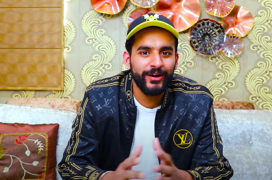 BollySpy's tweet photo. #AbhishekMalhan In His Vlog: What bothered me the most about the #BiggBoss makers was the incident during the Ticket to Finale task. My shirt was stained with blood, my hand was covered in rashes and bandages, but the editing portrayed all the hardships as happening to #PoojaBhatt Ji. This portrayal was completely inaccurate and unfair.
