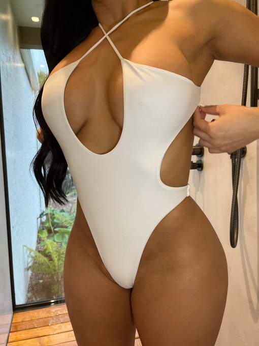 is it hot in here or just me? https://t.co/gQ2OmvQBpu