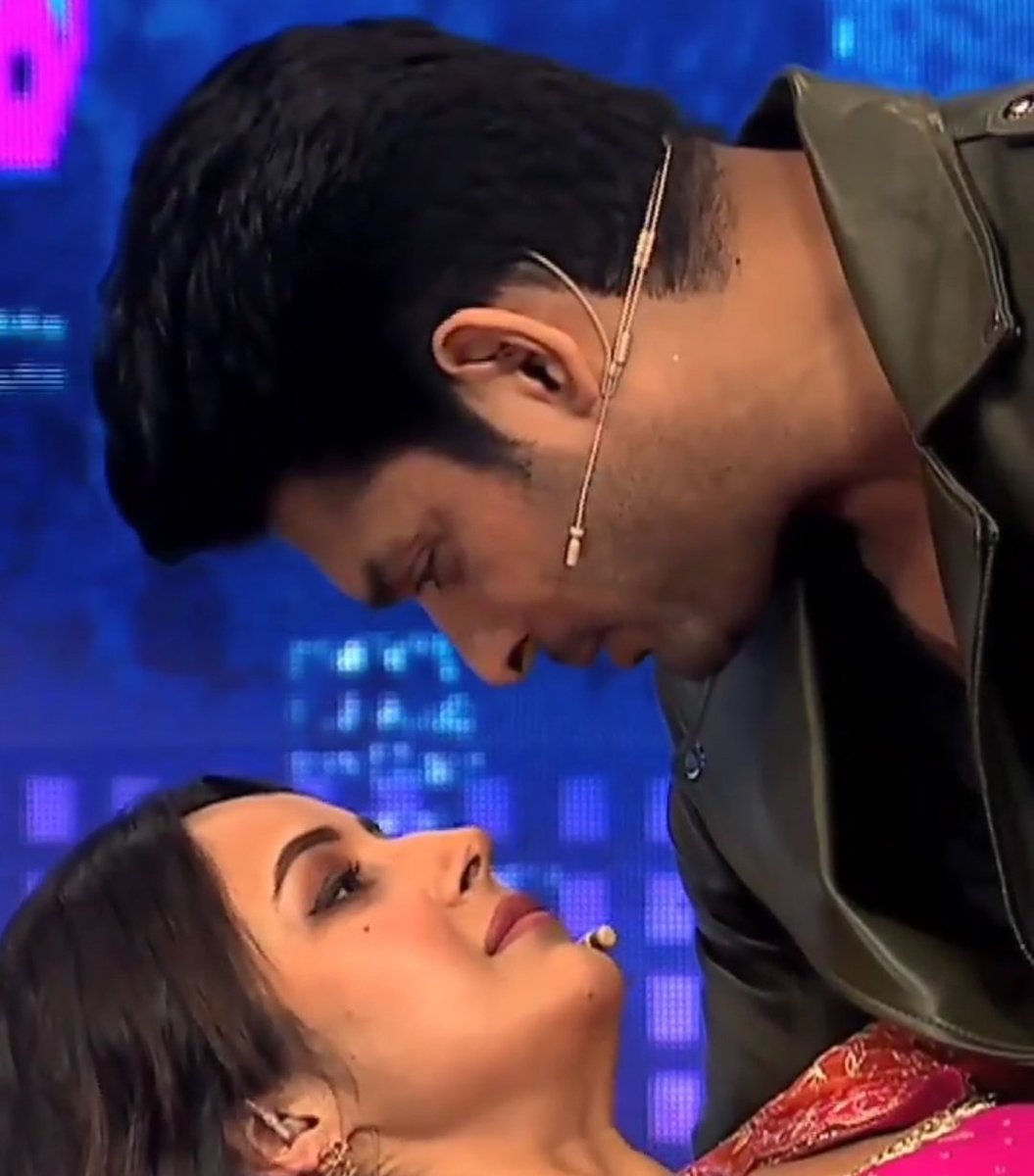 MunaAmirjan1's tweet photo. She glanced at his lips and that coy smile of his like baby idhar nahi 🙈🤣

Awwww Chant Shukla ji and his Shuklain 

SIDNAAZ'S MAGICAL AUGUST https://t.co/eM8ff5ibf6