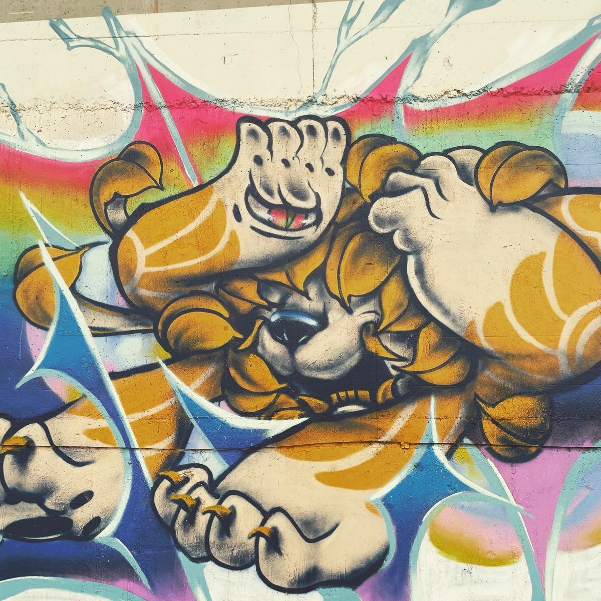 PhilipLeehand's tweet photo. Sin eater-Rainbow Thunder
食罪-慵懶的伸展，霓虹雷電

@fastercolors 
#graffiti #graffitiart #urbanart #streetart #polarbear #polarphil #塗鴉 #臺灣塗鴉 #Taiwan https://t.co/QY8rtIfynj