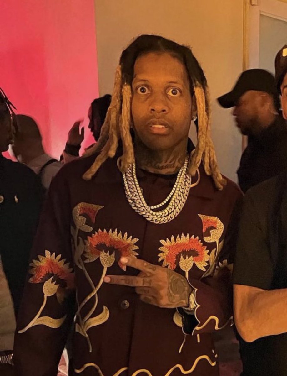 OTFFrance_'s tweet photo. Lil Durk fait souvent parler à cause de ses yeux et son regard, beaucoup de fans ont récemment relevé qu’il a le syndrome du « regard à 1000 yards ».

Ce syndrome avait été relevé pour la première fois chez les soldats traumatisés par la guerre et les violences. https://t.co/N8Y1C1NkJ1