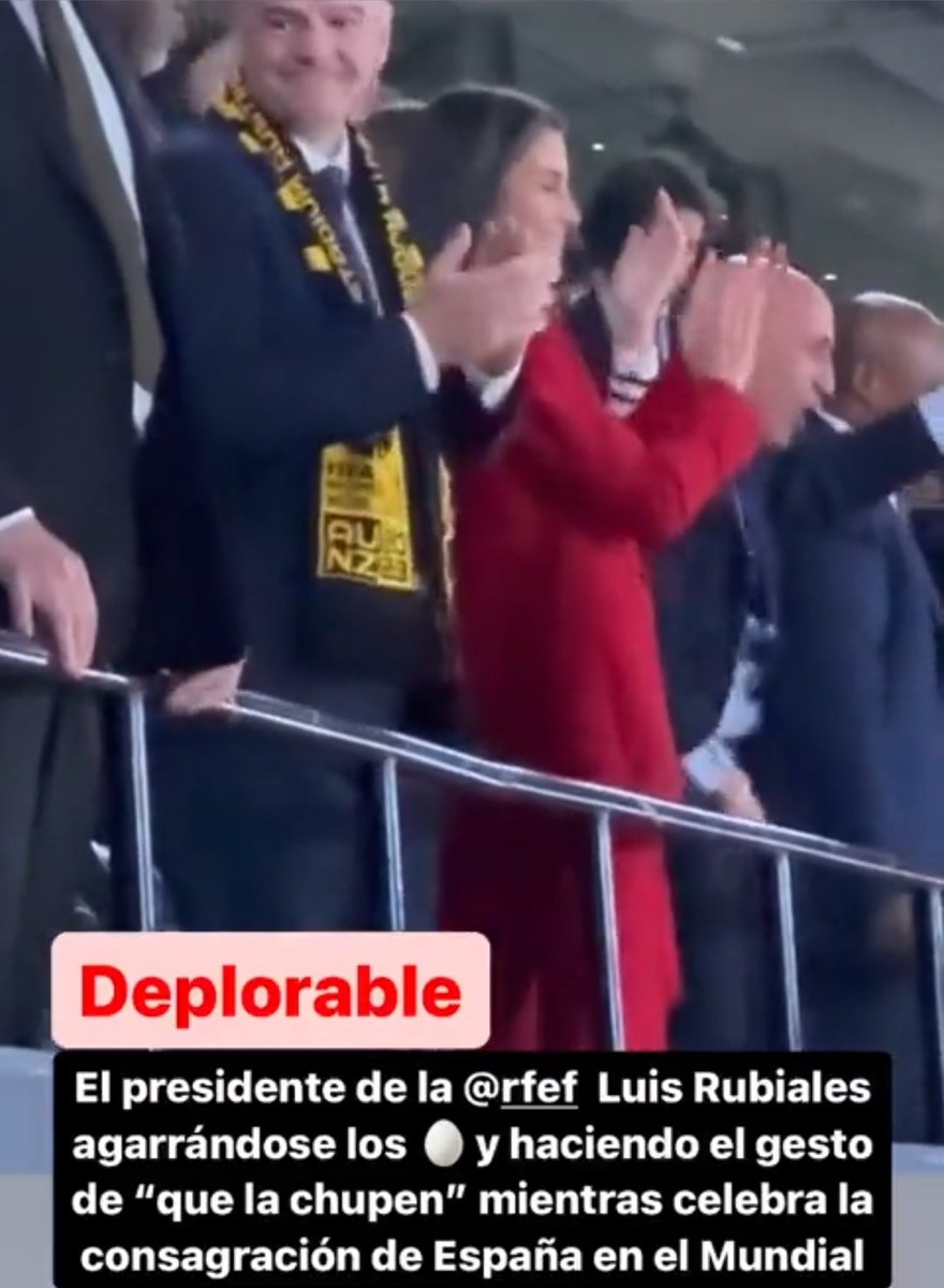 Además de darle un beso sin consentimiento a la jugadora Jenni, Rubiales celebrando el triunfo de la selección, se echa mano a los jueves en plan machirulo toma moreno delante de Letizia y la infanta, la Federación está borrando todos esos vídeos de Twitter por derechos de autor.