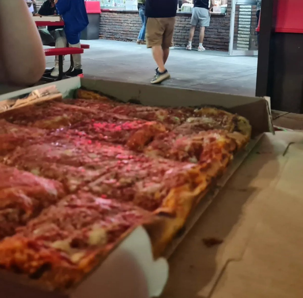 fsethompson's tweet photo. landed in NYC on Friday night and since then I think I have only eaten pizza, hotdogs, ice cream and birthday cake. my time as an international student off to a good start https://t.co/bjGjivJ3gd