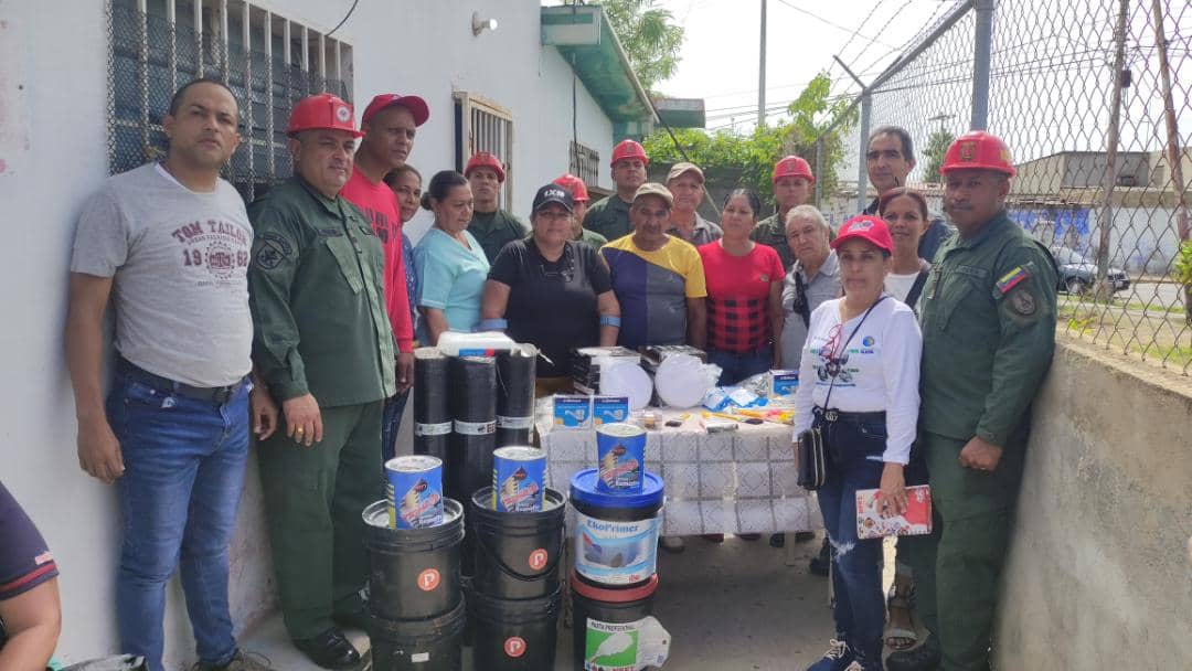 RocioA_1985's tweet photo. El Gob @gpintovzla con el respaldo del Pdte @NicolasMaduro a través de la Aut. Única de Salud y Pdte. de Fundasalud, Dr. Willian Meneses, entregó a las BRICOMILES materiales para rehabilitación del Consultorio Médico "Ché Guevara", en Barrio Bolívar, Cumaná #EstaEsNuestraCultura https://t.co/s3djtfiJOB