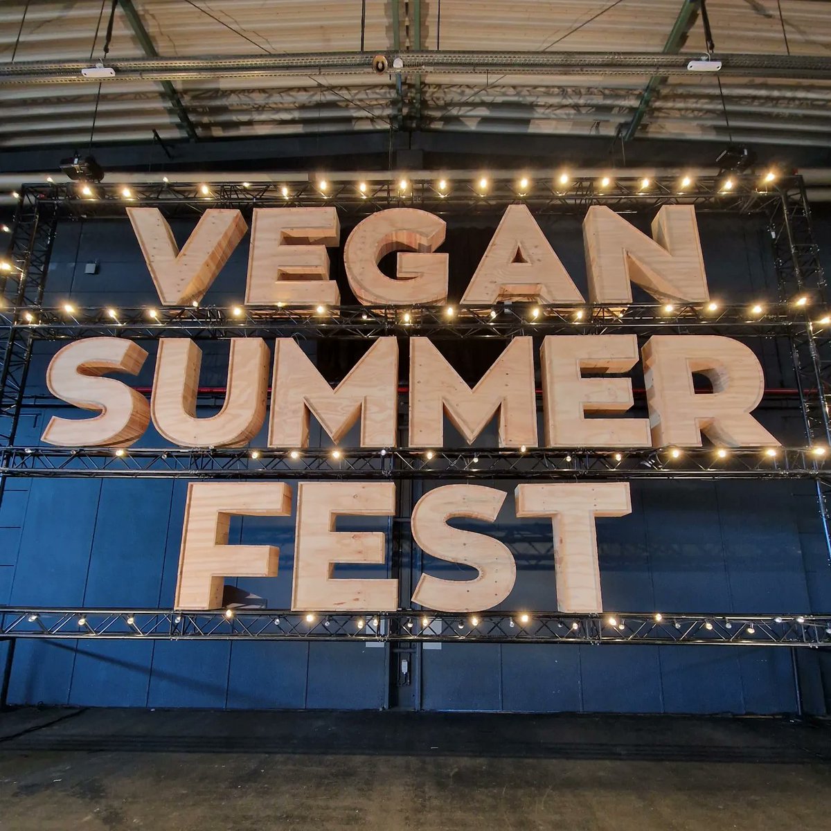 sniprie's tweet photo. Le #VeganSummerFest 2023 #VSF23 de #Gand : événement vraiment top ! Un nombre impressionnant d'exposants présentant leurs produits mais aussi de très nombreuses associations / militants / refuges.
#vegan #govegan #plantbased #festival #vegane #VSF23 https://t.co/1IzdGJAyPR