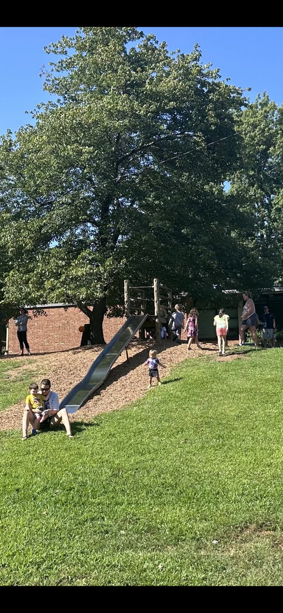 AP_SraWinz's tweet photo. The weather was perfect for a back-to-school playdate organized by the CES Parent Teacher Association (PTA).
El clima estuvo perfecto para un encuentro de regreso a clases organizado por la Asociación de Padres y Maestros de CES.
#carrborocubs #ositos #PTA #thrive65 https://t.co/LGSCDlBpjs