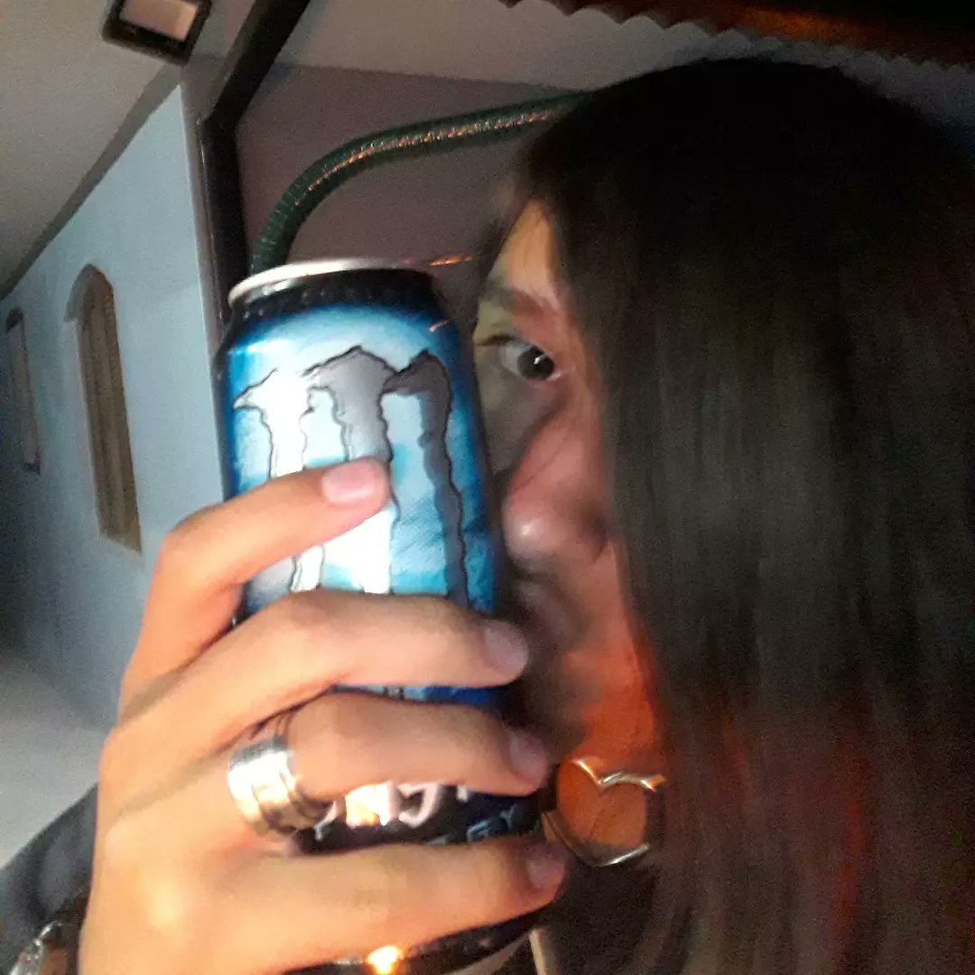 batyuri's tweet photo. Fim de semana foda com direito à drinks coloridos, churras, fogueira, videogame e o mais importante, Monster #fimdesemana #drinks #churras #fogueira #videogame #monster #emo #emocore #emostile #emoboy #emoteen #emoscene #emocute #éisso #ixquece https://t.co/DjQEotpkSb