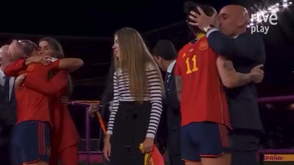 3CatInfo's tweet photo. D'abús de poder a possible delicte: allau de crítiques al petó forçat de Rubiales a Hermoso
https://t.co/BlXHs6DSPT https://t.co/nBc2N26msl