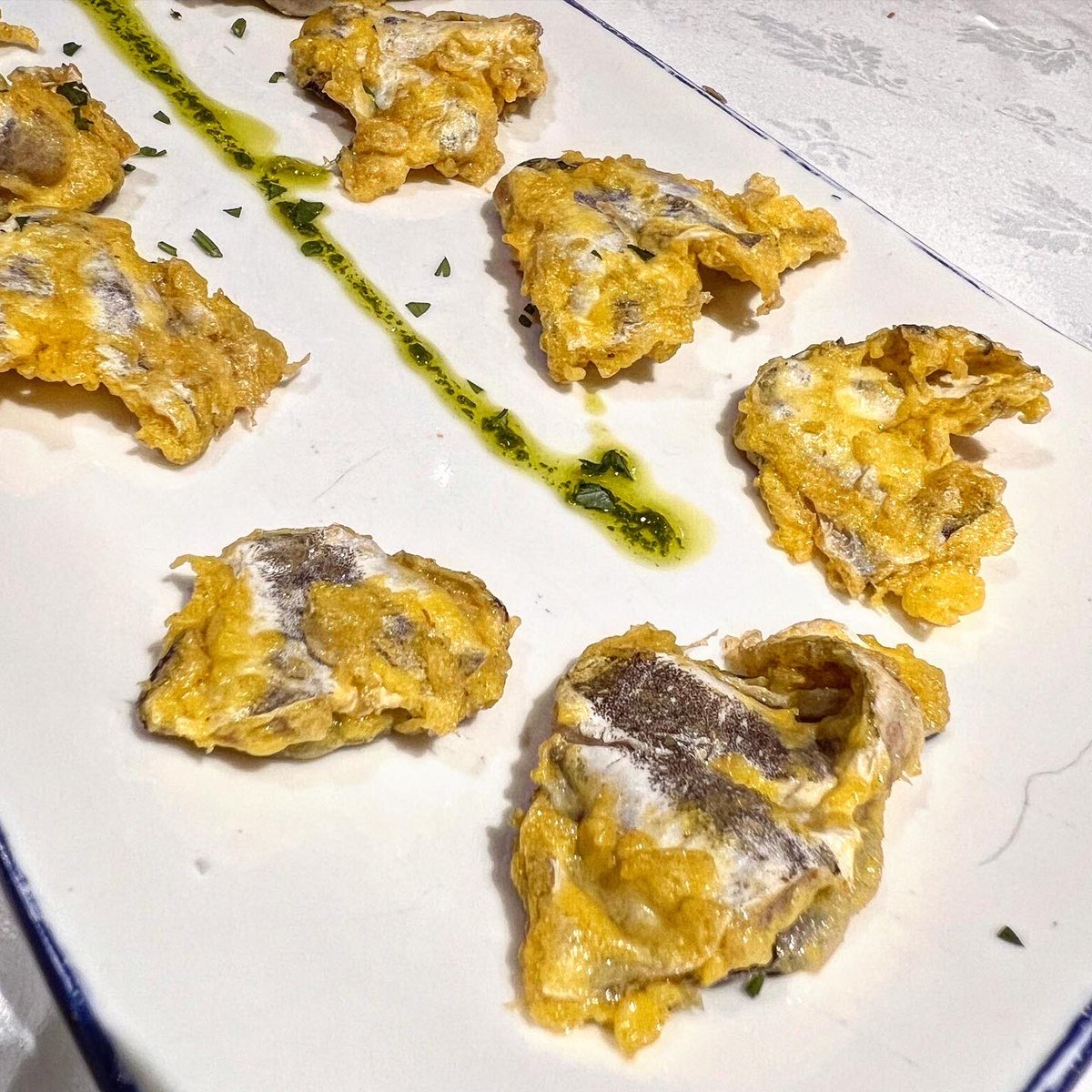 lsuarezdelezo's tweet photo. Cena en la parte de abajo del #AntonioBar donde hay carta de Restaurante. Al mismo nivel que la barra de arriba
Tartar de salchichón Joselito
Cocochas rebozadas
El único pincho que sirven abajo, el ravioli de langostino en salsa de Martini. Un clásico de la casa
Muy bien! https://t.co/bFRHW2GfiX