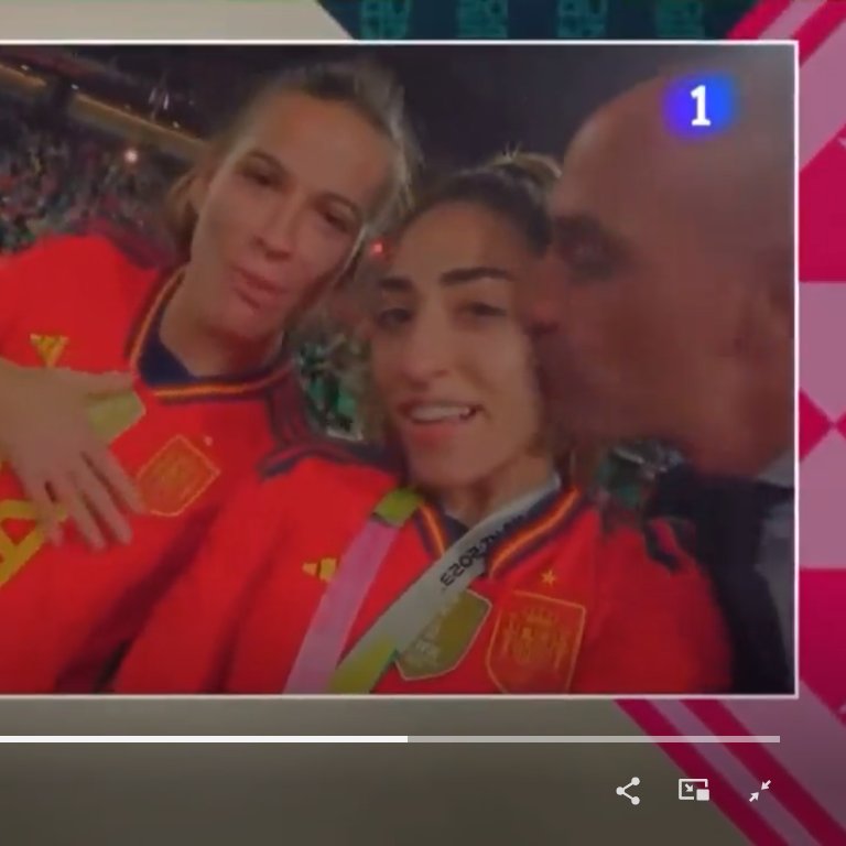 Ser un baboso nivel: "Rubiales"
Rubiales dando un beso por sorpresa a la jugadora Olga Carmona delante de las camaras.