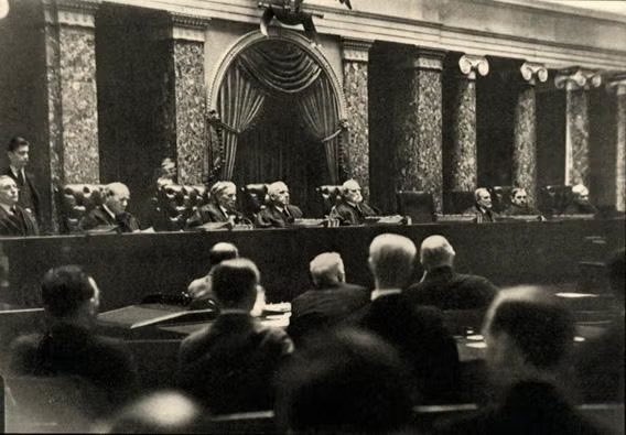 ConFactor's tweet image. In 1932, Dr. Erich Salomon faked a broken arm so he could hide a camera in his cast to photograph the Supreme Court. It’s one of only 2 existing photos of the Supreme Court in session.