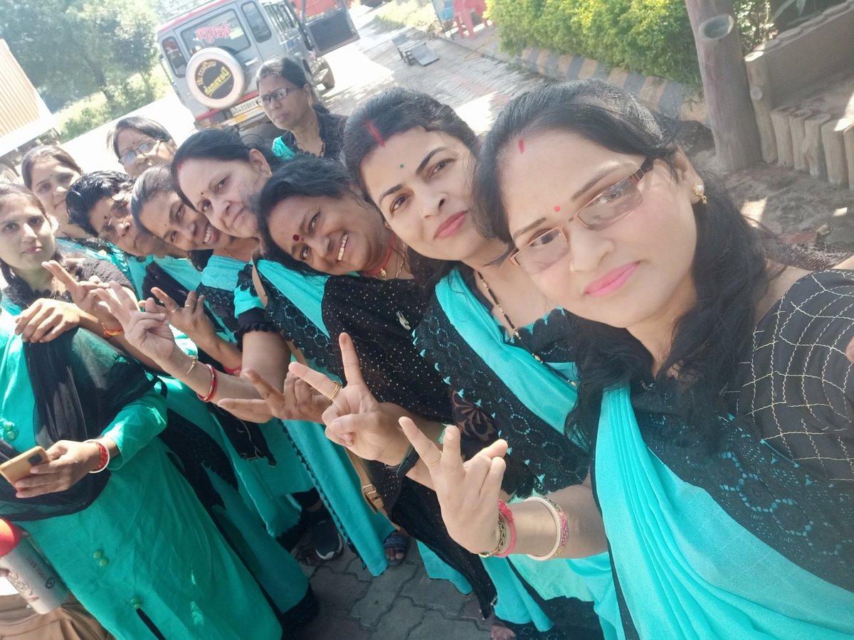 " भैया की रक्षा करना, हम बहनों का दायित्व है।
OPS दिलाना भैया का कर्तव्य है।
27 अगस्त को हिंदी भवन में
मातृशक्ति रक्षा सूत्र सम्मेलन 
सौ. मातृशक्ति कर्मचारी अधिकारी मंच
#रक्षासूत्र_सम्मेलन
<a href="/ChouhanShivraj/">Shivraj Singh Chouhan</a>
<a href="/CMMadhyaPradesh/">Chief Minister, MP</a>