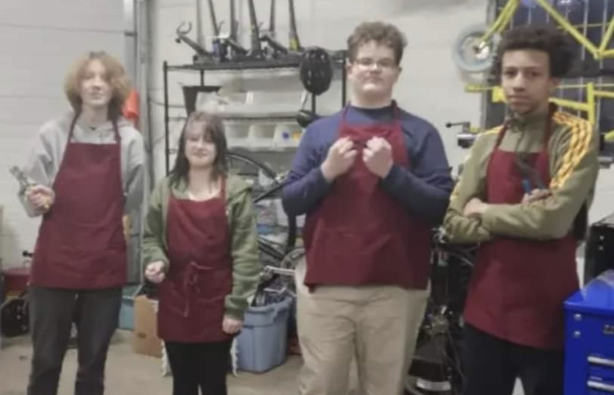 FWCBikes's tweet photo. Here's a look at some of our Red and Green Apron scholars! We're so proud of our many apron scholars and we can't wait to make more apron class memories this year! Go Apron scholars! 🎉 #freewheelinbikes #indy #throwback #redapron #greenapron https://t.co/Grx7Ylbzru