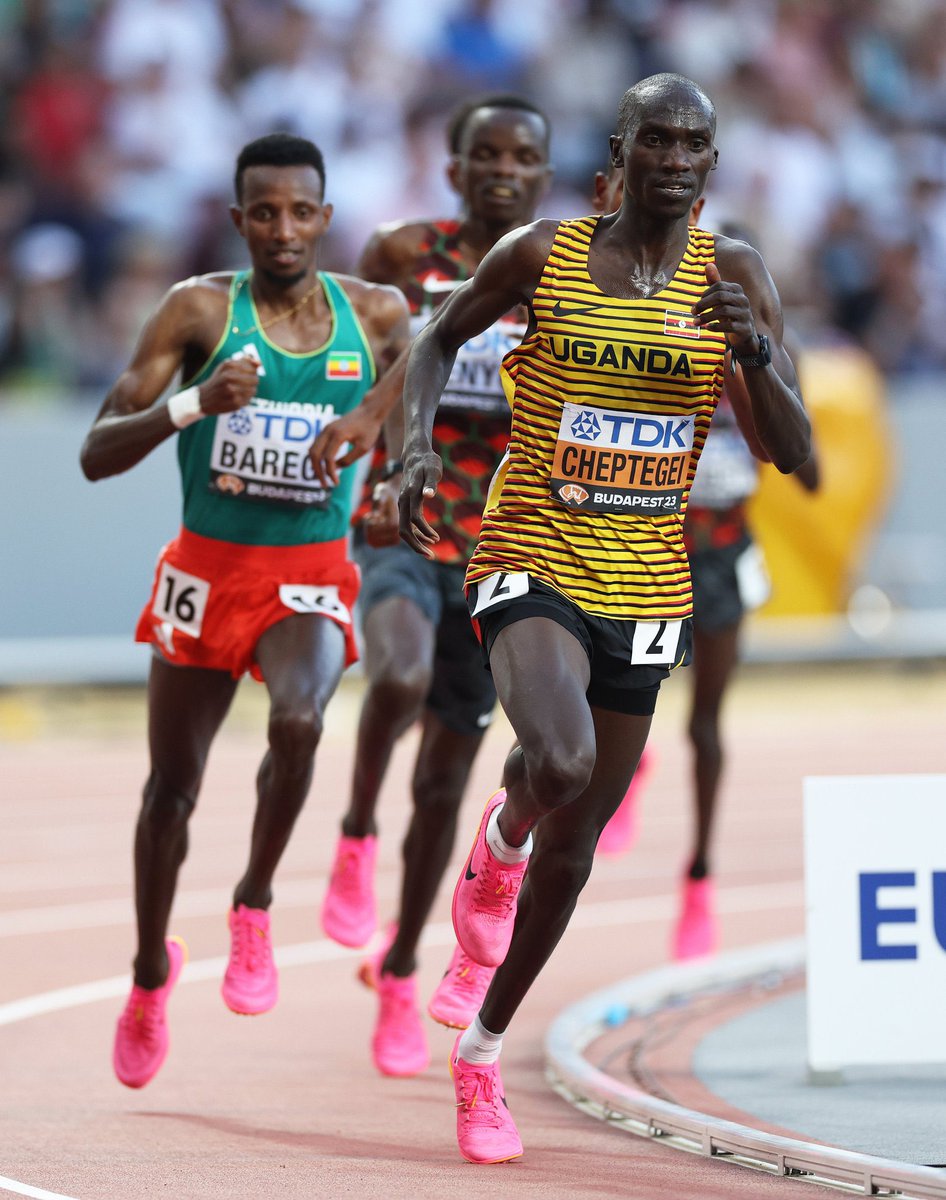 AwardsReal's tweet photo. The 10,000m is his thing. For the third straight time, @joshuacheptege1 is a World Champion at the #WorldAthleticsChamps.
#AwardsReal #budapest2023 #Budapest23 https://t.co/cfRqeRwiIo