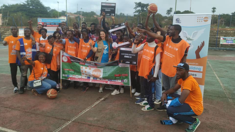 Y3zeros's tweet photo. Ds le cadre de l'appui technique &amp; financier de l'@UNFPACameroon à l'édition 2 du #NAWEWE Sports Jamboree.Le @Y3zeros se déploie pr la 2e jrnée des activités à l'UY 1 pr une sensibilisation sur la #SSR et emmener les 👫 à se rapprocher de la 🚑pr une offre de sce gratuite en #PF. https://t.co/xWaCMxyjNY