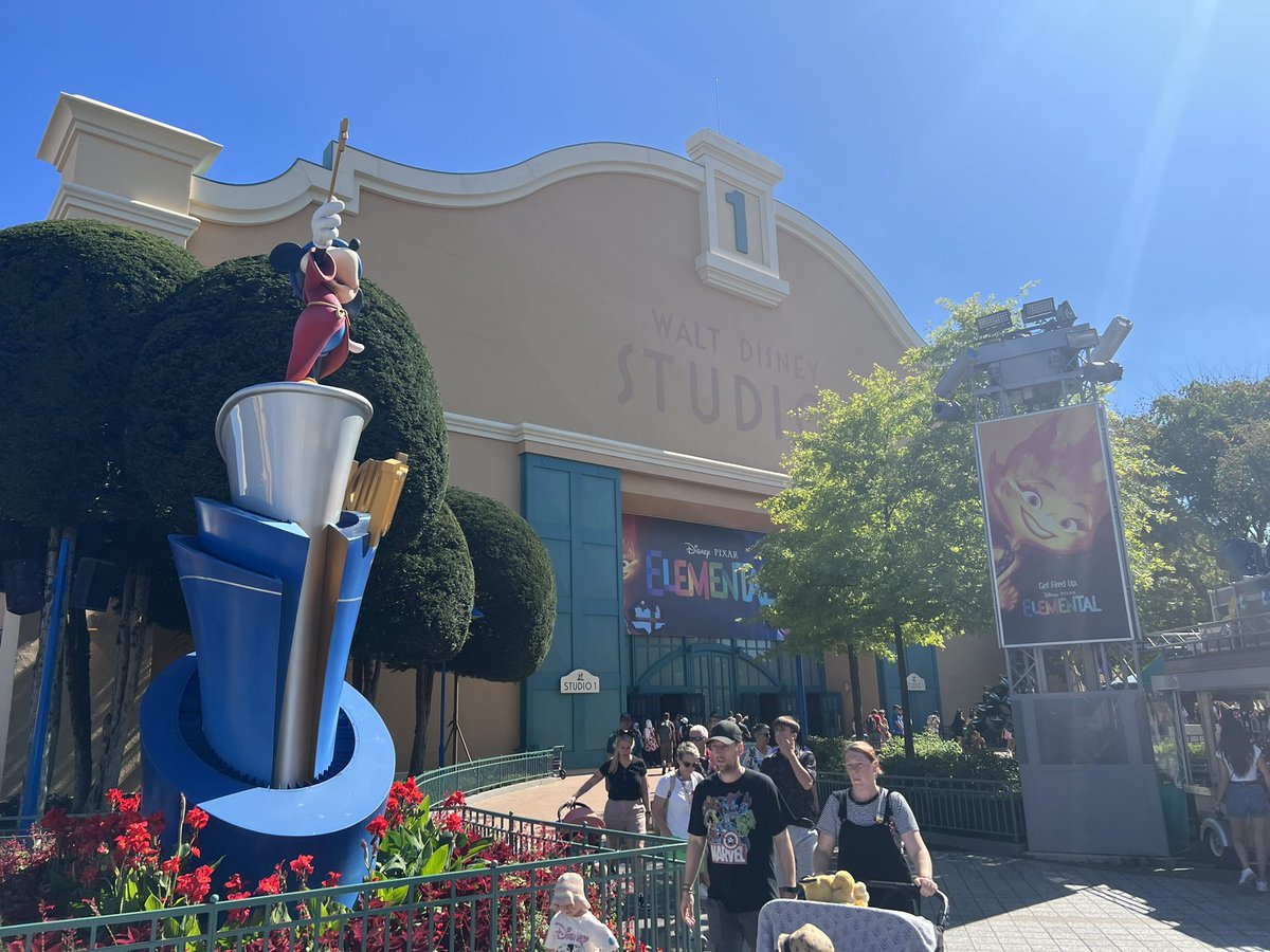 niwes007's tweet photo. Went searching for the best places to grab at #disneylandparis on #earth2 ! Just need to find cheap good spots now! 🤩
#dorkslayer @theshaneisaac https://t.co/n6GlSrEzQi