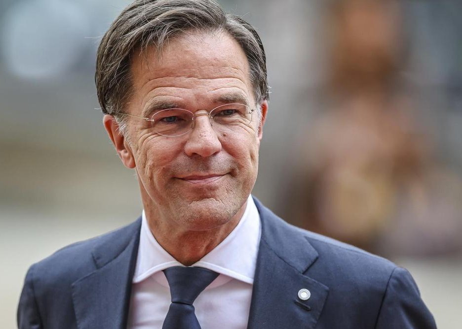KAFKA_Dev's tweet photo. Rutte heeft Zelensky F16's toegezegd! Hiermee betrekt hij Nederland in een oorlog die niet de onze is! Hij overtreedt artikel 100-wvs: Er staat 10 jaar CEL op! 

Doe een ♥️ &amp; RT als je Rutte achter SLOT &amp; GRENDEL wil! https://t.co/rxdOsVaFv0