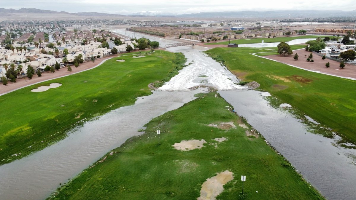 Stormwater flows through <a href="/ClubatSunrise/">TheClubatSunrise</a> Golf Course at 10:10 am Sunday morning. This is the confluence of Flamingo Wash and Las Vegas Wash. The wash is working as designed.

#WaterAlwaysWins #Flood #Flooding #HurricaneHilary #Hilary #LasVegas #ClarkCounty