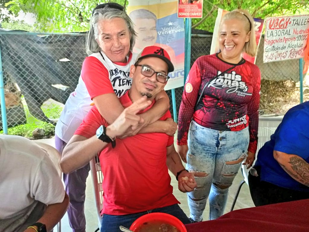 #20Ago 📸🤩 Nuestro Organizador @PartidoPSUV Lara - Yanis Agüero (@AgueroYanys) tambien disfruto del sabroso Sancocho Comunitario, que con mucho Amor ❣️ y alegría compartió nuestra militancia en la Parroquia Santa Rosa. #EstaEsNuestraCultura @JacquelinePSUV