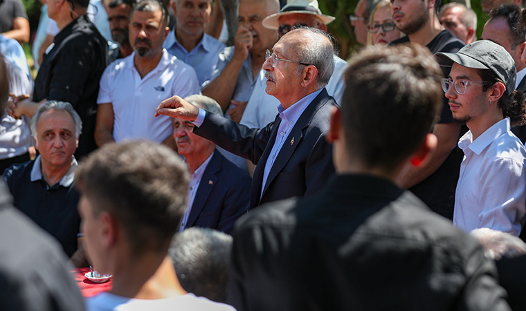 cumhuriyetgzt1's tweet photo. AKP'nin kalesinde yurttaş Kılıçdaroğlu'na dert yandı: Oylarımızı alıp sonra yüzümüze bakmıyorlar, bin pişmanız!
https://t.co/liu18wDAj0 https://t.co/1Y67o0zLXT