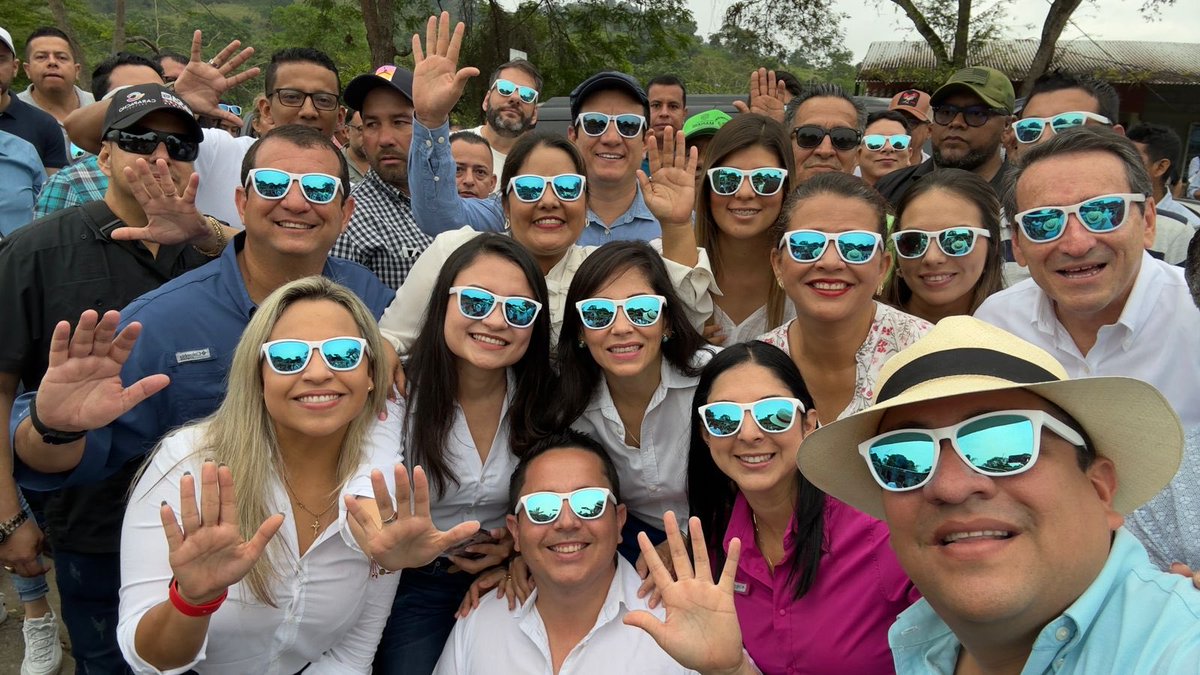 MVANESSAALAVA's tweet photo. El voto es secreto… pero… #HabráSeñales 🩵🤍❤️

#YaTenemosPresidenta ⁦@LuisaGonzalezEc⁩ https://t.co/ypLYX2KCI6