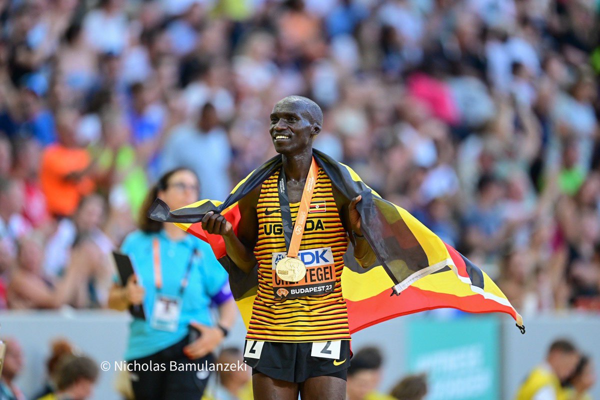 News247Ug's tweet photo. Gold looks good on you @joshuacheptege1.
📷 @bamulanzeki
#NEWS247 #SureWin247 https://t.co/mwAvb7yd7y