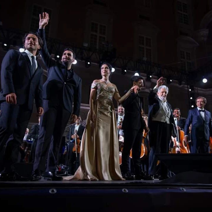 AdoptadaBarone's tweet photo. Un'Estate da Re: Standing ovation per #PlacidoDomingo #IlVolo e #DariaRybak diretti da Maestro #MarcelloRotta, che ieri hanno chiuso l'ottava edizione di #UnEstateDaRe 

Foto di Artide

#music #tbt #memories https://t.co/MV4PUGtlU8
