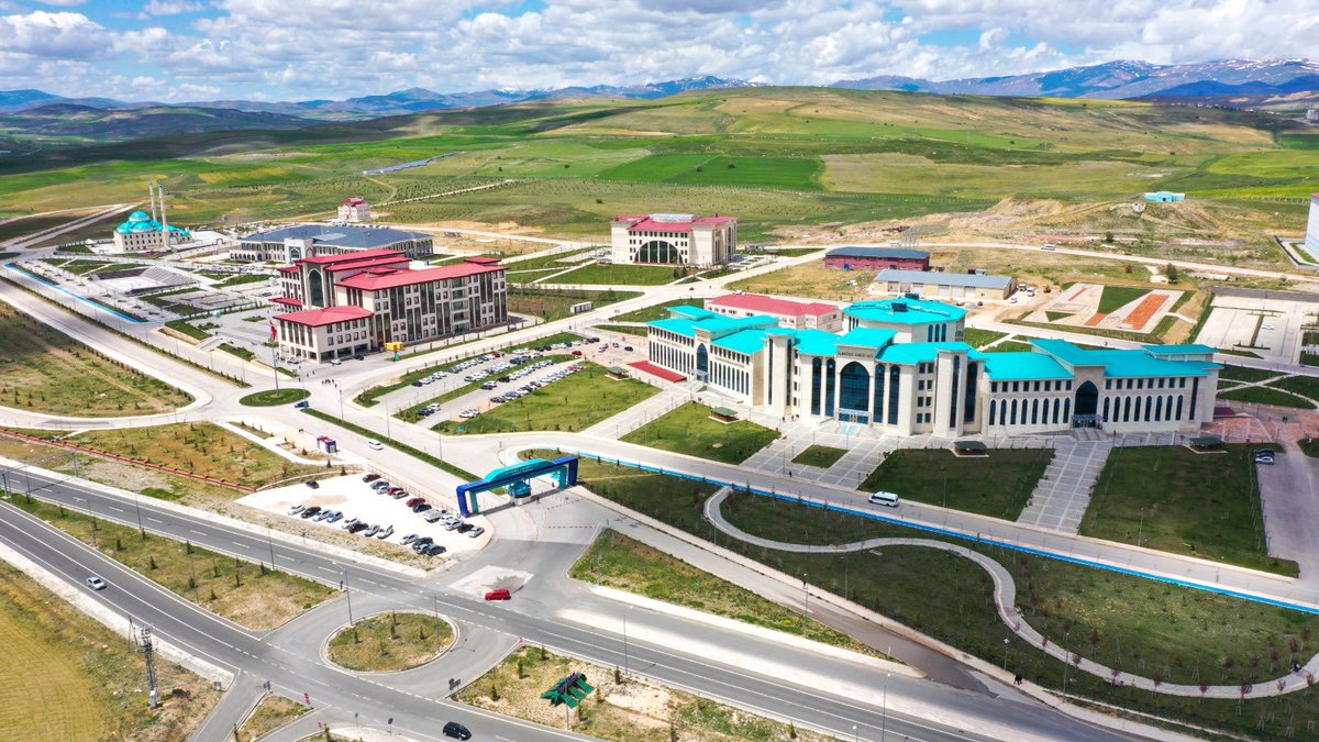 MutluTurkmen's tweet photo. Öğrenci yerleşme oranlarında bu yıl da dolu doluyuz 💯

'Gönül, gönüle karşıdır' misali gönüllerine dokunduğunuz öğrenciler, tam da beklediğimiz gibi çağrımıza yoğun ilgi gösterdiler. Özel kontenjanlarla birlikte lisansta %102,97, ön lisansta %102,18 doluluğa eriştik. 📈 https://t.co/EOgAfB0Yxm