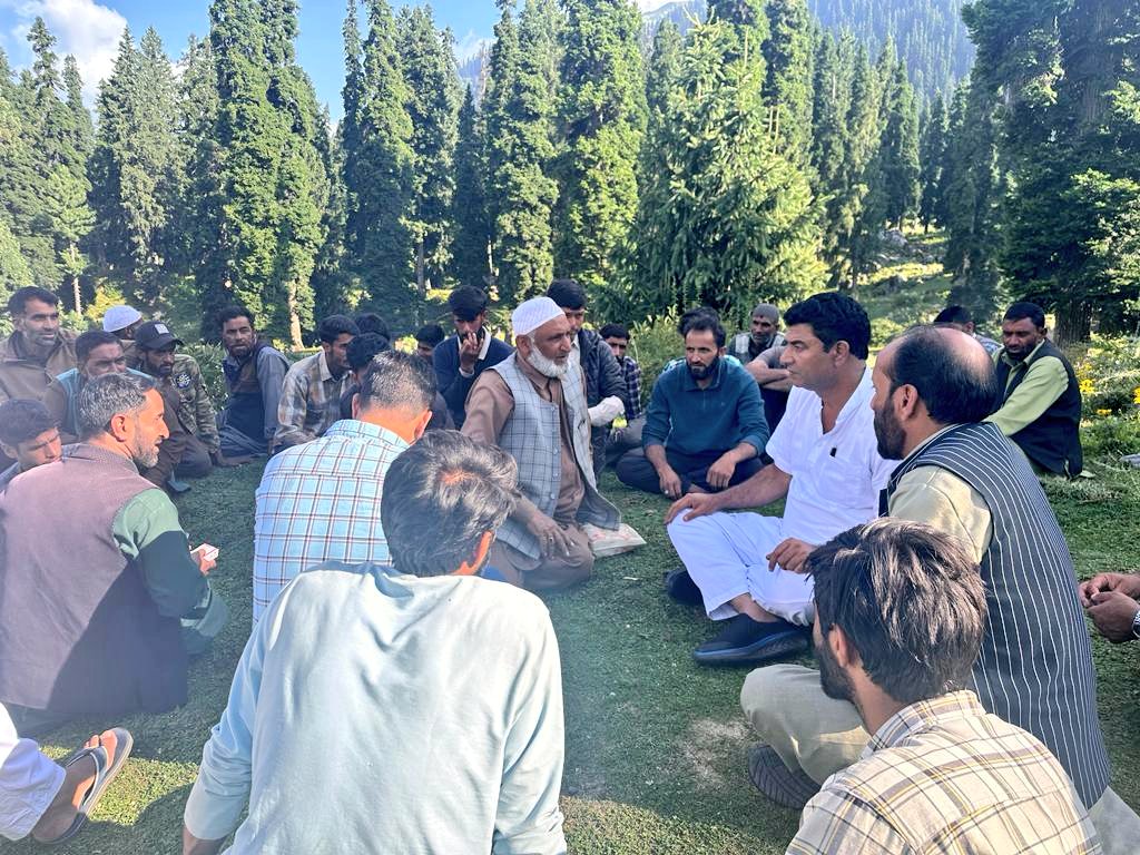 manwarkhankmr's tweet photo. The motive is to change the #chairpolitics to #groundpolitics. https://t.co/jOMtscM6EB