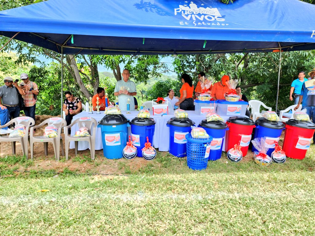 AlcaldeMenendez's tweet photo. Este día, soy invitado en la final del torneo de fútbol 7, Cantón El Cimarrón en el Distrito de Olocuilta.
Agradezco a los organizadores de este torneo por tan bonita invitación.
#LaPazOeste #JuntosSomosMasFuertes. #SalvadorMenéndez #ProgresoyDesarrollo https://t.co/a4whB9gODN