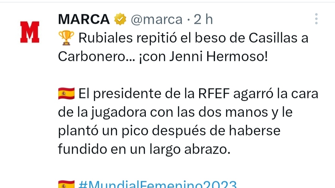 AngelAguiloP's tweet photo. Rubiales és un autèntic pocavergonya. S'aprofita de la seva posició de superioritat i de la situació per entaferrar una besada a la boca a Jenni Hermoso. No li va passar pel cap fer-ho amb cap jugador de la masculina quan guanyaren la Nations League. Ho fa amb ella. Repugnant. Com la reacció de part de la premsa, comparant aquest abús amb la besada de Carbonero i Casillas a Sud-àfrica, quan eren parella.
Mentrestant, tens un seleccionador que pels seus collons peluts sistemàticament parla de la selecció en masculí. "Somos campeones del mundo". Una autèntica vergonya tot plegat.