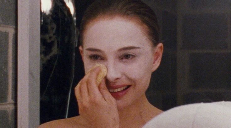 el peor sentimiento q puede transitar una chica es maquillarse mientras se le caen las lágrimas fingiendo demencia para salir y autoconvenciendose de que esta en su mejor momento