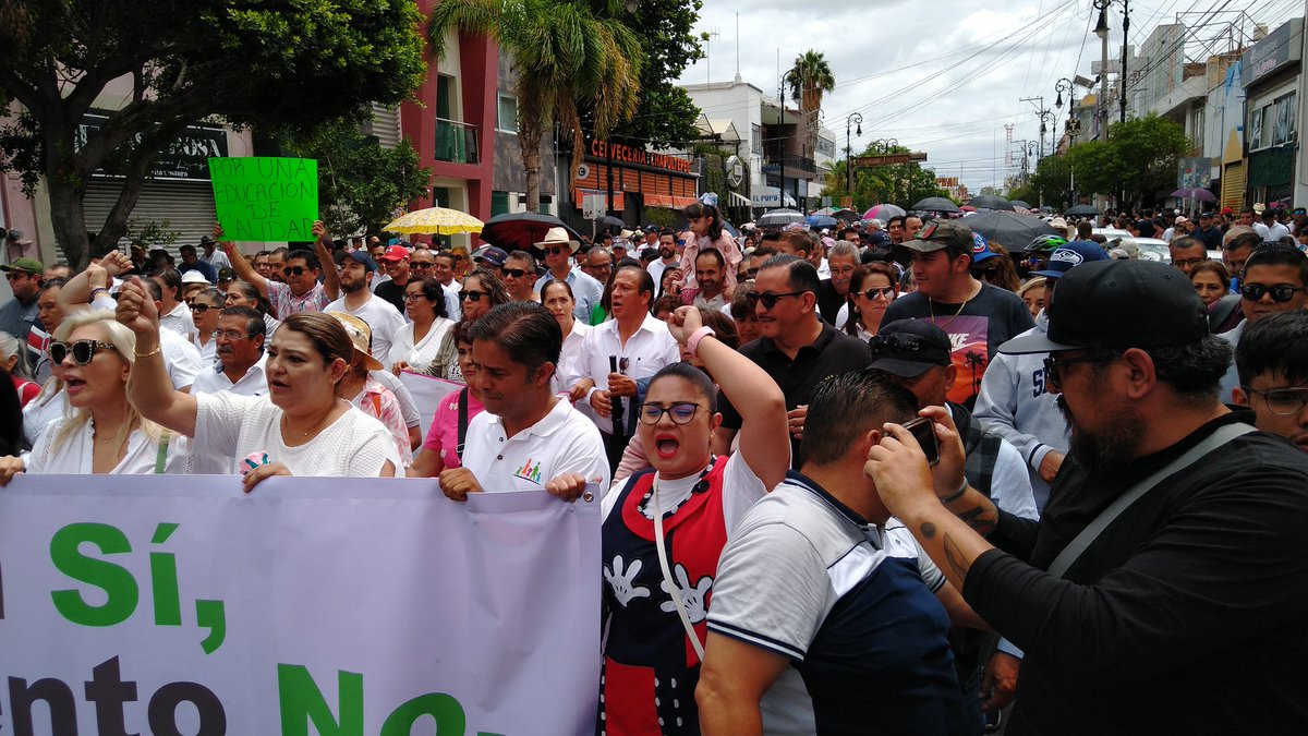 Sir_Avila's tweet photo. Marcha "No a los libros de texto con ideologías"en Aguascalientes
#NOALOSLIBROSDETEXTO https://t.co/98K5DDgFjd