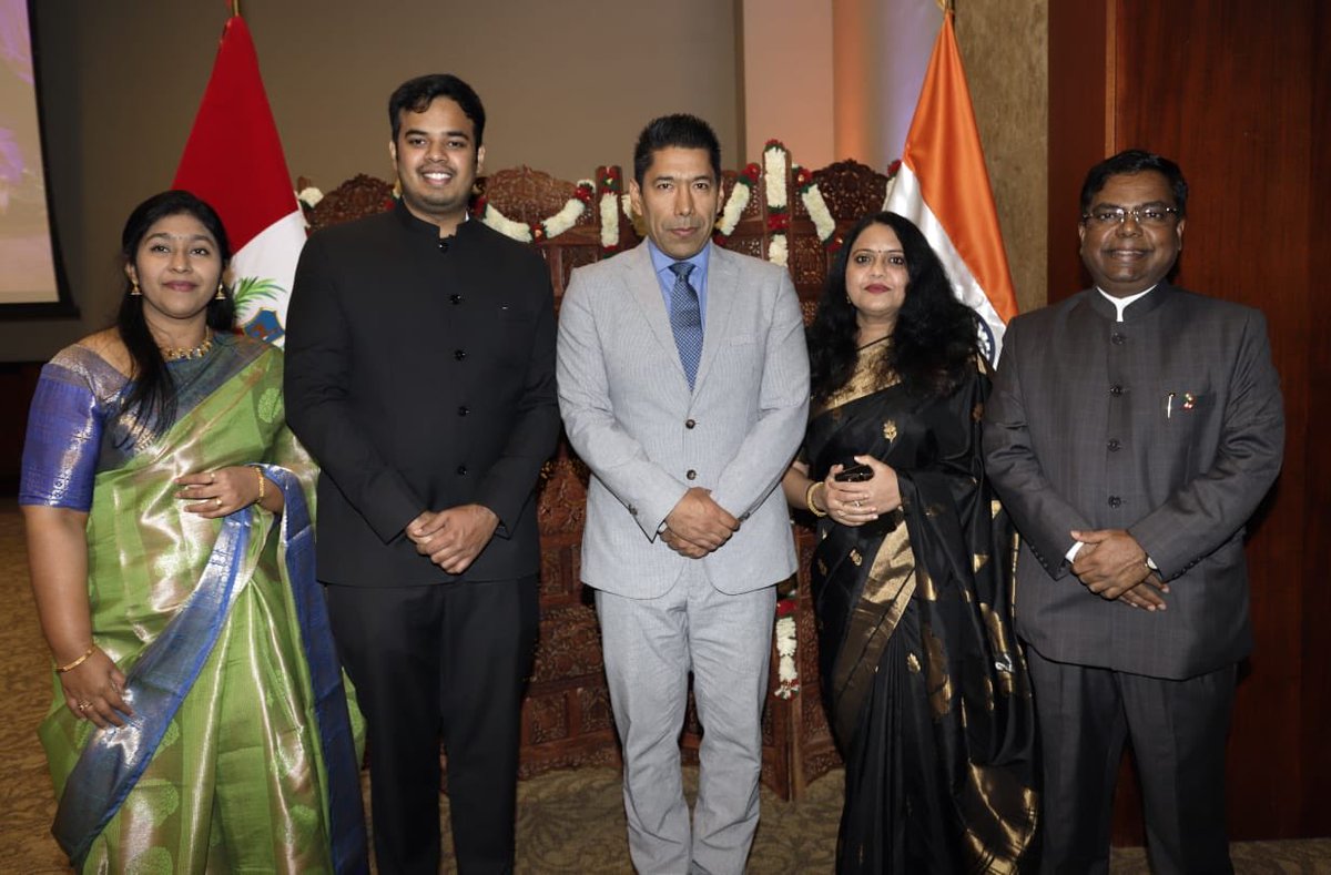 VediaAparicio's tweet photo. Les comparto una foto con su Excelencia Vishval Sapkal, Embajador de  #India; 15 de agosto fue su Día Nacional.

Embajada de: República de la  India es concurrente con la Embajada del Estado Plurinacional de Bolivia en la República del Perú. https://t.co/2SyeTAnnRc