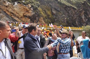 Marianiniecheve's tweet photo. URGENTE | El puente los Grillos que colapsó hoy fue construido por CONCONCRETO, empresa aliada de los corruptos Uribe y VargasLl, los que han gobernado y saqueado al país hace más de 30 años. 

Esperemos la estrategia de #SemanaMiente #CaracioMiente para lavarle la cara a los que, literal se robaron  más de 17 mil millones al erario y salen a echarle la culpa al gob del presidente @petrogustavo de todo lo que ellos dejaron mal.