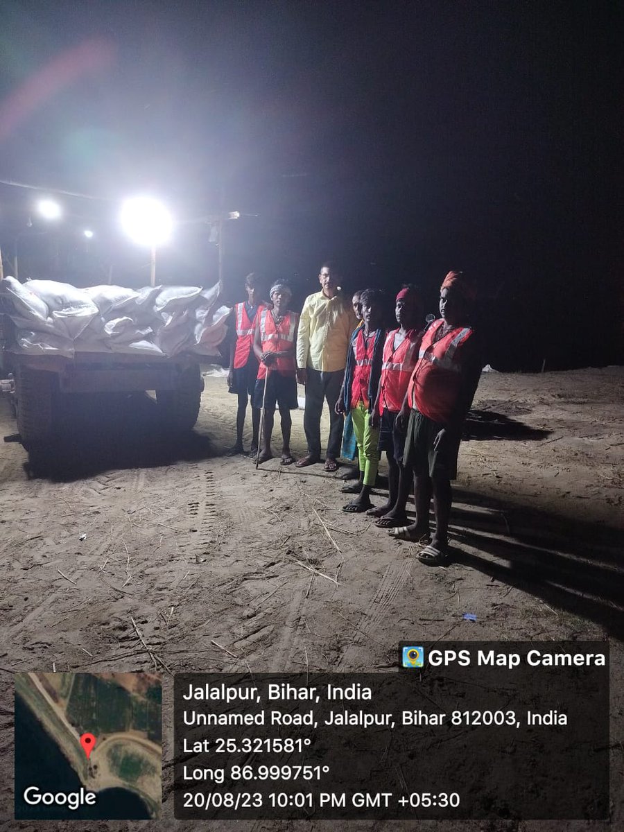SanjayJhaBihar's tweet photo. ЁЯХЩ 11 PMЁЯУНAcross Bihar
Officials of @WRD_Bihar are patrolling on embankments even during night to check any threat like seepage, piping etc.
Glimpses of night patrolling at different sites.ЁЯСЗ
#HelloWRD #Bihar #BiharFlood https://t.co/TF9IFarVzd