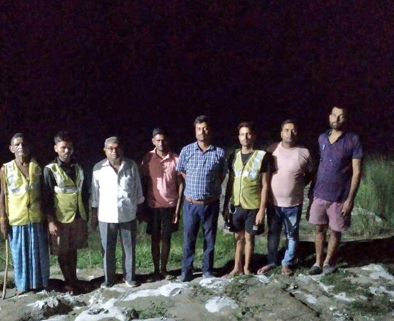 SanjayJhaBihar's tweet photo. ЁЯХЩ 11 PMЁЯУНAcross Bihar
Officials of @WRD_Bihar are patrolling on embankments even during night to check any threat like seepage, piping etc.
Glimpses of night patrolling at different sites.ЁЯСЗ
#HelloWRD #Bihar #BiharFlood https://t.co/TF9IFarVzd