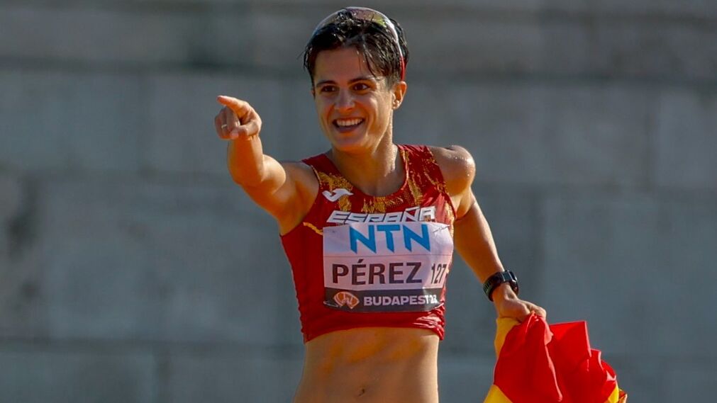 AndaluciaxSi's tweet photo. ¡Enhorabuena María Pérez por tu medalla de oro en los 20 km marcha en Budapest! Tu victoria es un gran logro para el deporte andaluz y femenino. ¡Gracias por inspirarnos y hacernos sentir orgullosos! 🏅💚🤍💚 #MaríaPérez #Andalucía #DeporteFemenino https://t.co/DIreOAb9sw