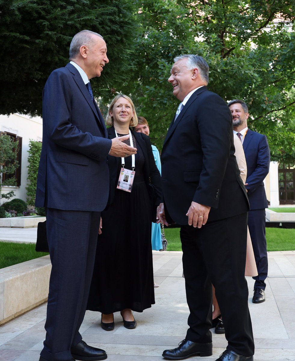 Susma_maa's tweet photo. Biz gönül verdik sen ömür ver Rabbim ❤️🇹🇷

Recep Tayyip Erdoğan Macaristan’da https://t.co/9JFJHFD6MD